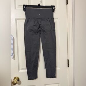 HALARA Seamless Flow Tummy Control
Butt Lifting Leggings S 7/8 Gray NWT